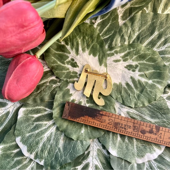 VINTAGE • Letter M Gold Brooch • Cursive, Embossed M Initial Pin, Monogram M - Picture 2 of 5